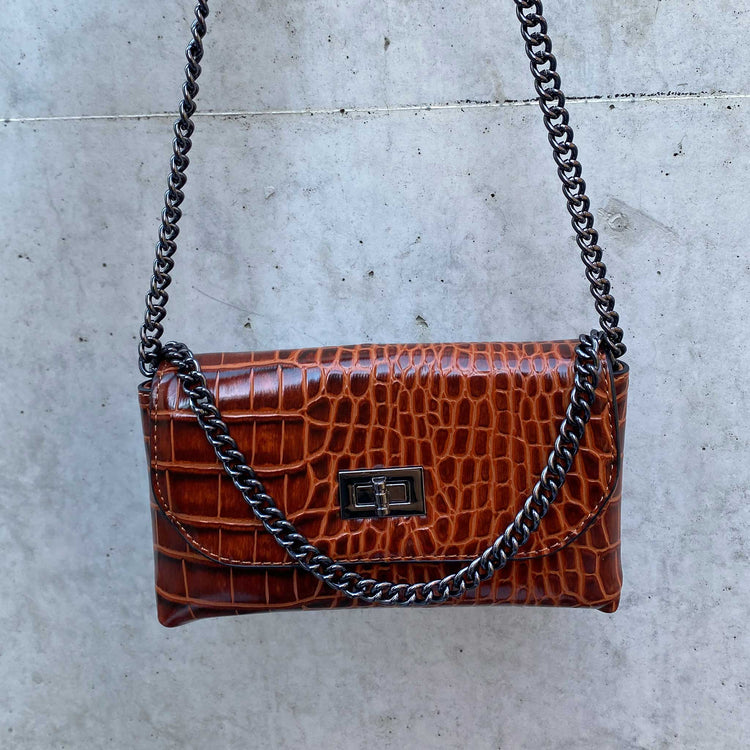 Stylish vegan leather crossbody purse for women. Shoulder bag is lightweight and durable. Women purse has two non-adjustable but detachable chains.  